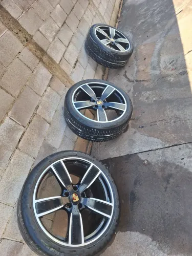 Rodas Aro 22 com pneus continental
