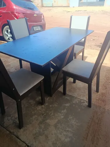 Mesa com 4 cadeiras, usadas