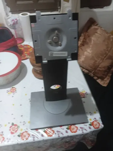 Vende-se esse pe de monitor, pode adpitar pra tv