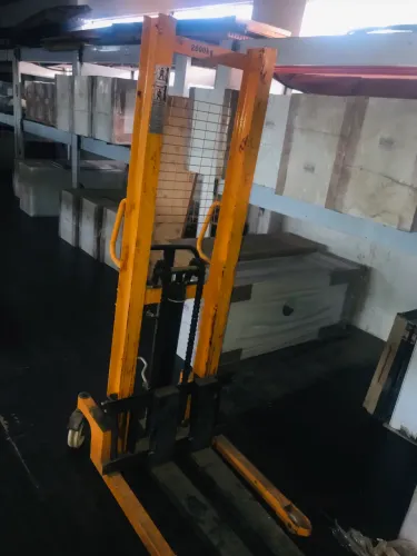 Empilhadeira Hidráulica Manual 2 Toneladas (2000kg) - Perfeita para Estoque