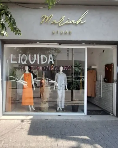 Vitrine moderna e conservada