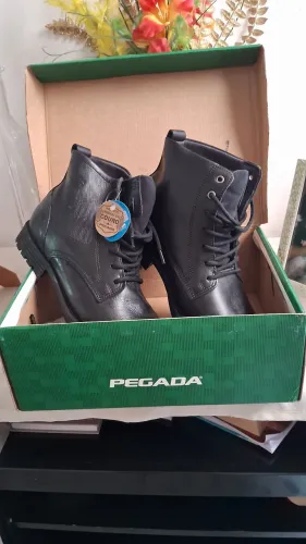 Vendo uma bota da marca: PEGADA Em couro nova número 42 masculina 