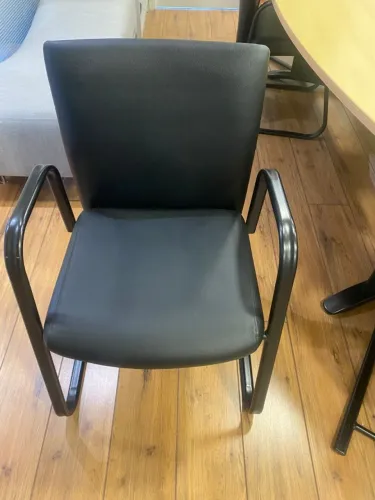 Conjunto 4 cadeiras de escritório Florence - Base Fixa - Preta     R$ 2.500,00