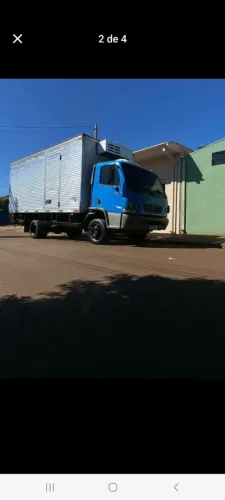 Caminhão 3x4 Mercedes Accelo 915c baú refrigerado 