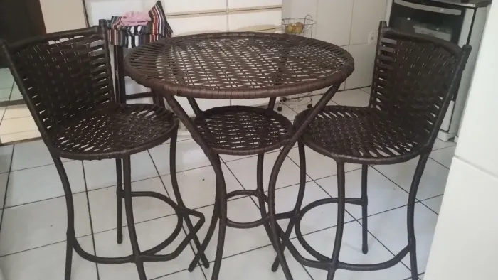 Mesa e duas banquetas 
