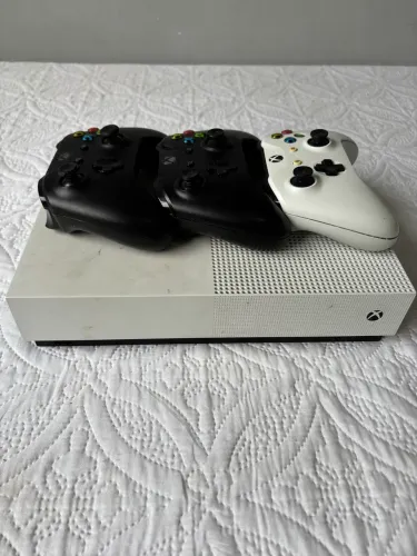 Xbox One S All-Digital 1TB + 3 Controles