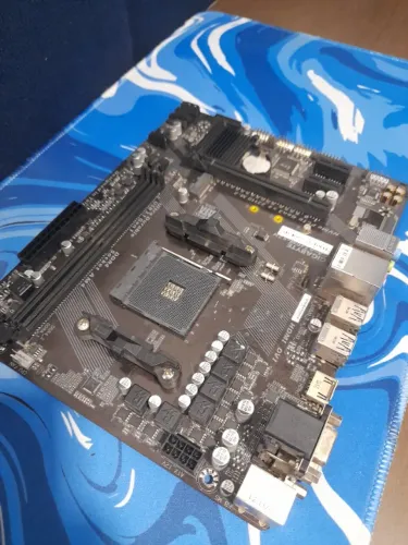 *Placa-mãe Gigabyte GA-A320M-S2H AM4 - Com defeito