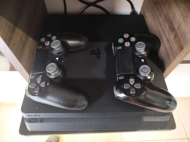 Ps4 com dois controles