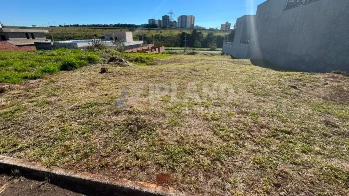 Venda de Terreno / Lote na cidade de São Carlos