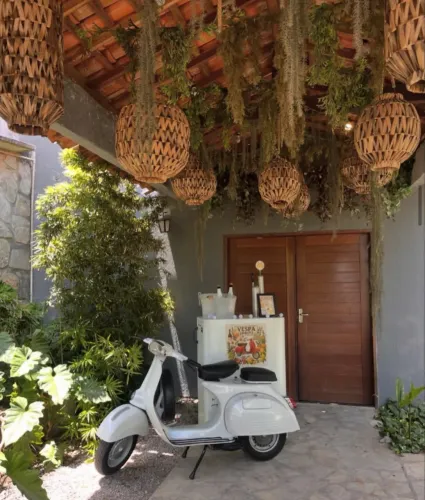 Aluguel de moto Vespa classica branca
