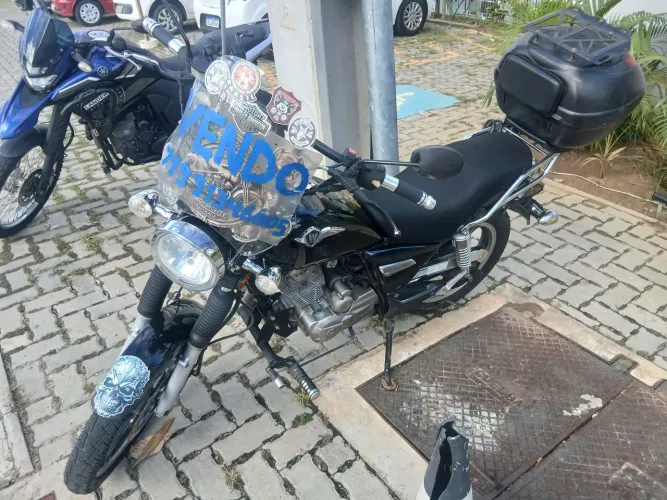 A moto está em ótimo estado de uso