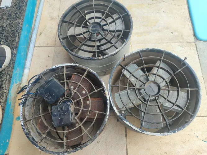 Vendo três exaustores