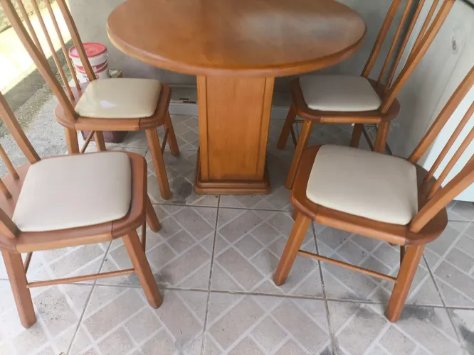 Mesa com 4 cadeiras de madeira maciça em ótimas condições
