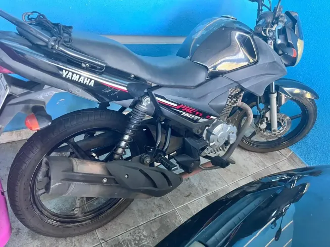 Yamaha 150 em ótimo estado