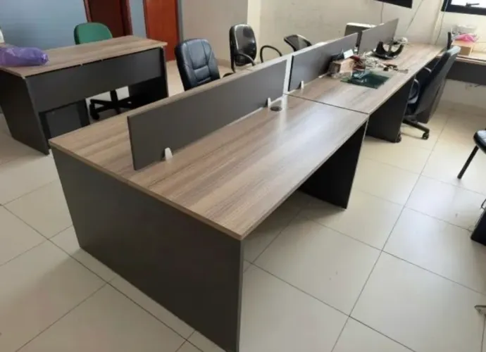 CONJUNTO DE MESAS DE ESCRITÓRIO SEMINOVAS