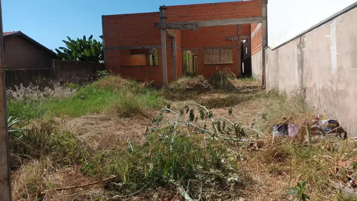 Casa em construção em rua comercial JS Santana 