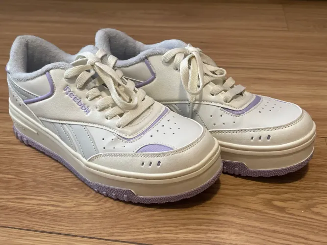 Tênis Reebok novo, tamanho 35