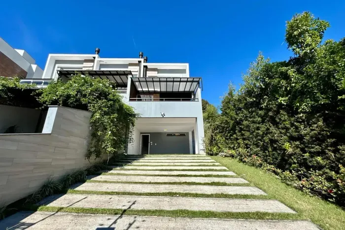 Casa mobiliada de 4 quartos com 3 suítes e 280m privativos localizada no Centro de Florian