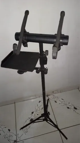 Suporte tripé emborrachado ajustável com bandeja p/ notebook, tablet, celular e outros