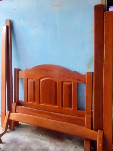 Cama casal de madeira estilo king, em bom estado.