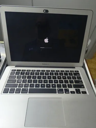 Macbook A1466 na caixa