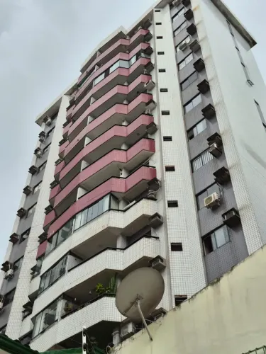 ALUGO AMPLO APARTAMENTO NO UMARIZAL COM 3 SUITES, 2 VAGAS, SPLITS, MODULADOS E ANDAR ALTO.