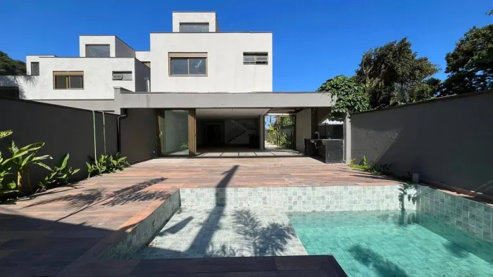 Casa em condomínio frente ao mar na praia de Camburizinho
