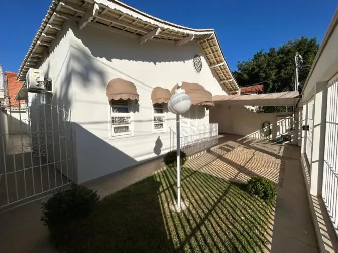 Casa Térrea Ampla com 3 Dormitórios e Edícula no Jardim Bandeirantes
