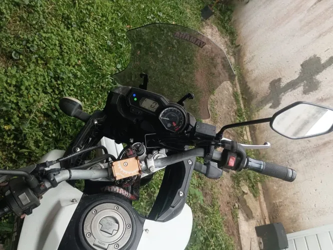 Vendo Tenere 250cc com baú, capacete, luva de couro, capa de chuva tudo novo valor16.800