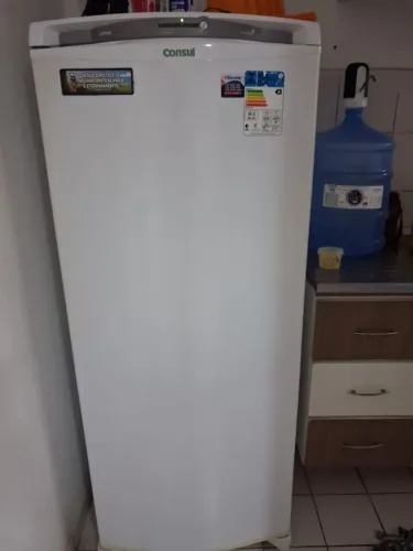 Geladeira semi nova alguns retoques em cima queira fazer