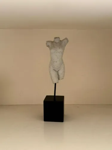 escultura corpo feminino em gesso e metal