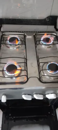 Vendo um fogão Esmaltec, funcionando perfeitamente. Valor 270.