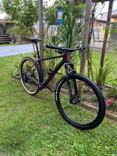 Bicicleta MTB Groove Rhythm Carbon 29" - Shimano Deore 12v - RockShox - Pneus Vittoria