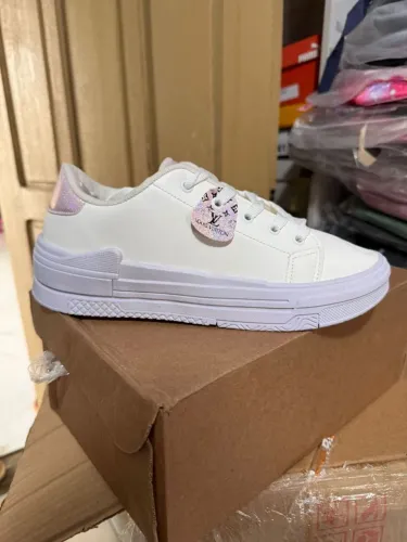 Louis Vuitton Branco Iridescente | Solado Plataforma, Detalhes Holográficos e Luxo