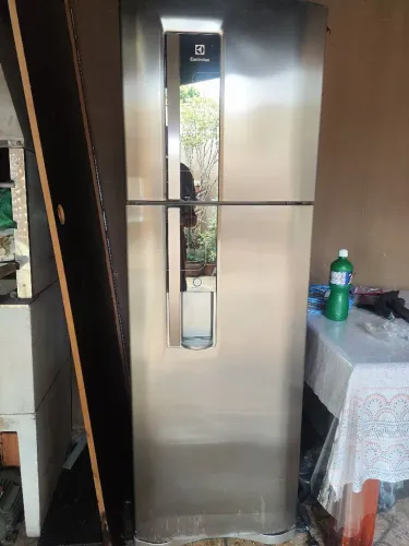 Geladeira Eletrolux 440l com Dispenser de água na porta