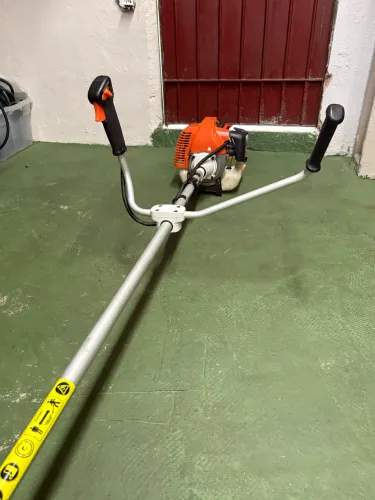 R$ 490,00 Roçadeira a gasolina seminova 52cc