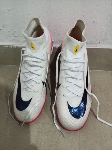 Chuteira society linha oficial Nike