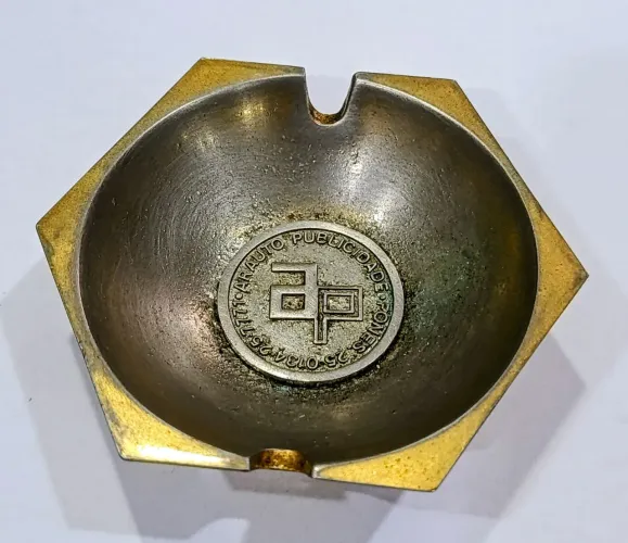 Cinzeiro em metal publicidade da empresa Arauto Publicidade forma sextavado com emblema