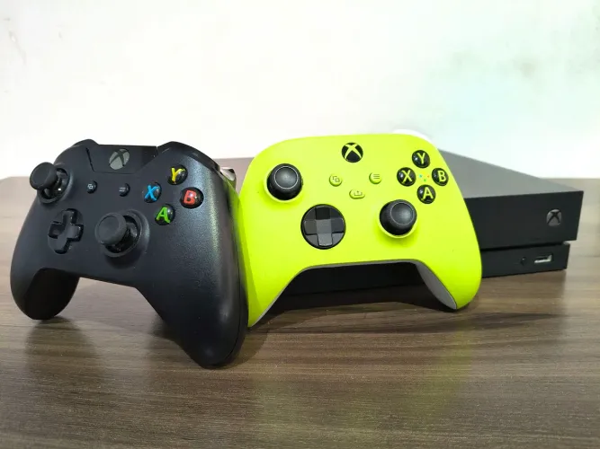 Xbox One X + 2 controles + 69 jogos em mídia digital