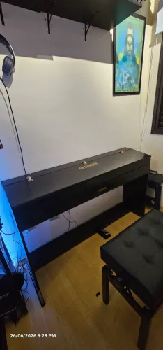 Piano Yamaha P-45 + pedal + estante sob medida com tampa e led