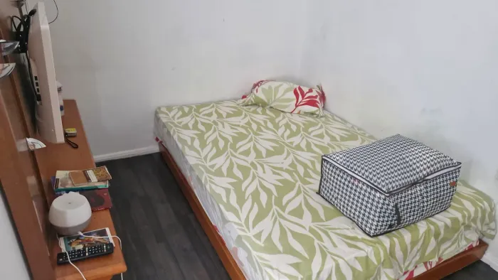 Cama baixa de madeira com colchão 