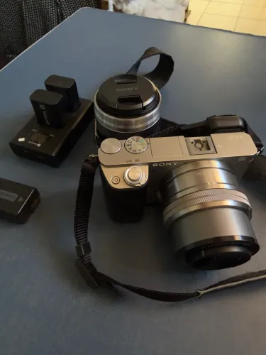 ? Sony A6000 + Lente Sony 50mm f/1.8 OSS + Lente Sony 16-50mm OSS