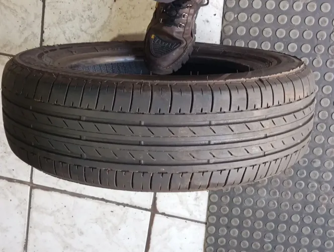 Um pneu 185/65/15 semi novo vulcanizado 