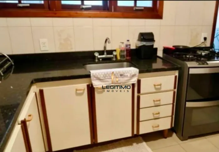 Casa para alugar próxima à Vila Yara com 3 quartos, 1 suíte, piscina, churrasqueira e 2 va