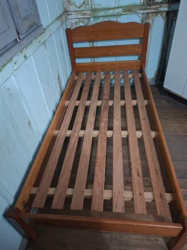 Cama de Solteiro em Madeira Maciça