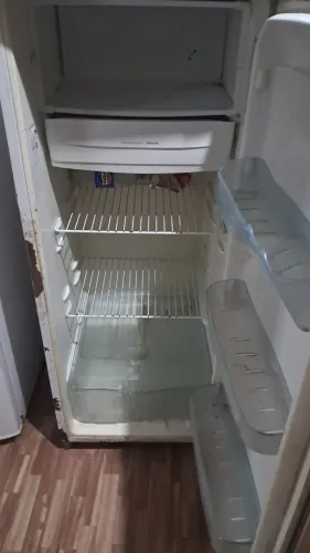 Geladeira com defeito , falta trocar o relé de partida 