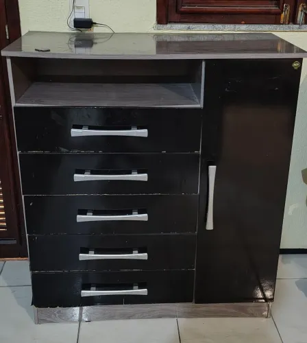 Doação Cômoda usada 5 gavetas e 1 porta (Não faço entrega)