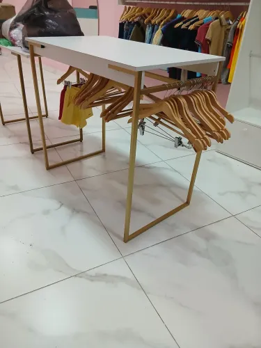 Mesa de loja em metalon
