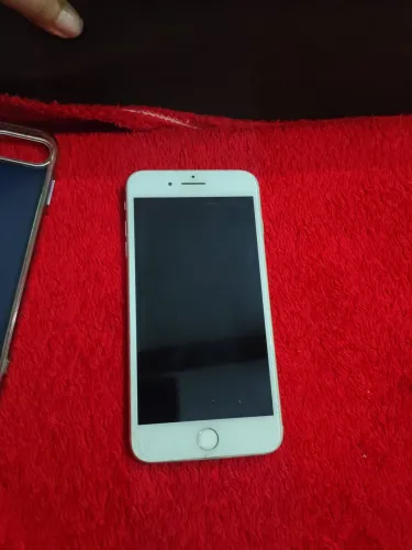 Vendo iPhone 8 plus está trincado porém não interfere em nada do uso .