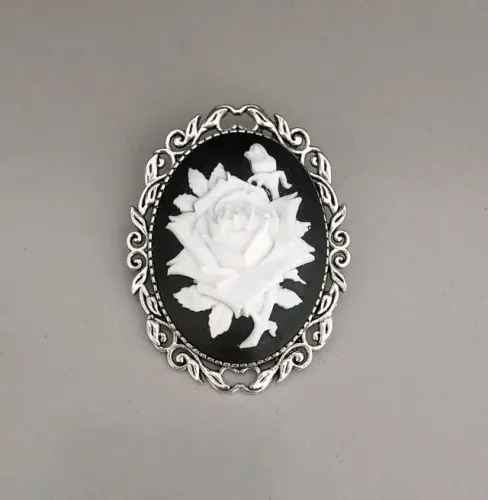 Broche de Camafeu Oval com Flor Branca (novo)